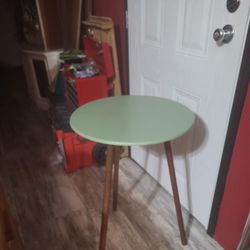 Vintage-style Tripod-leg Side Table