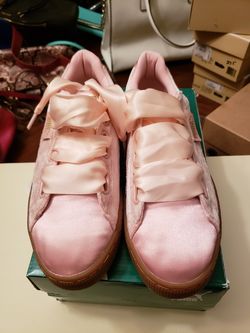 Pink bow pumas