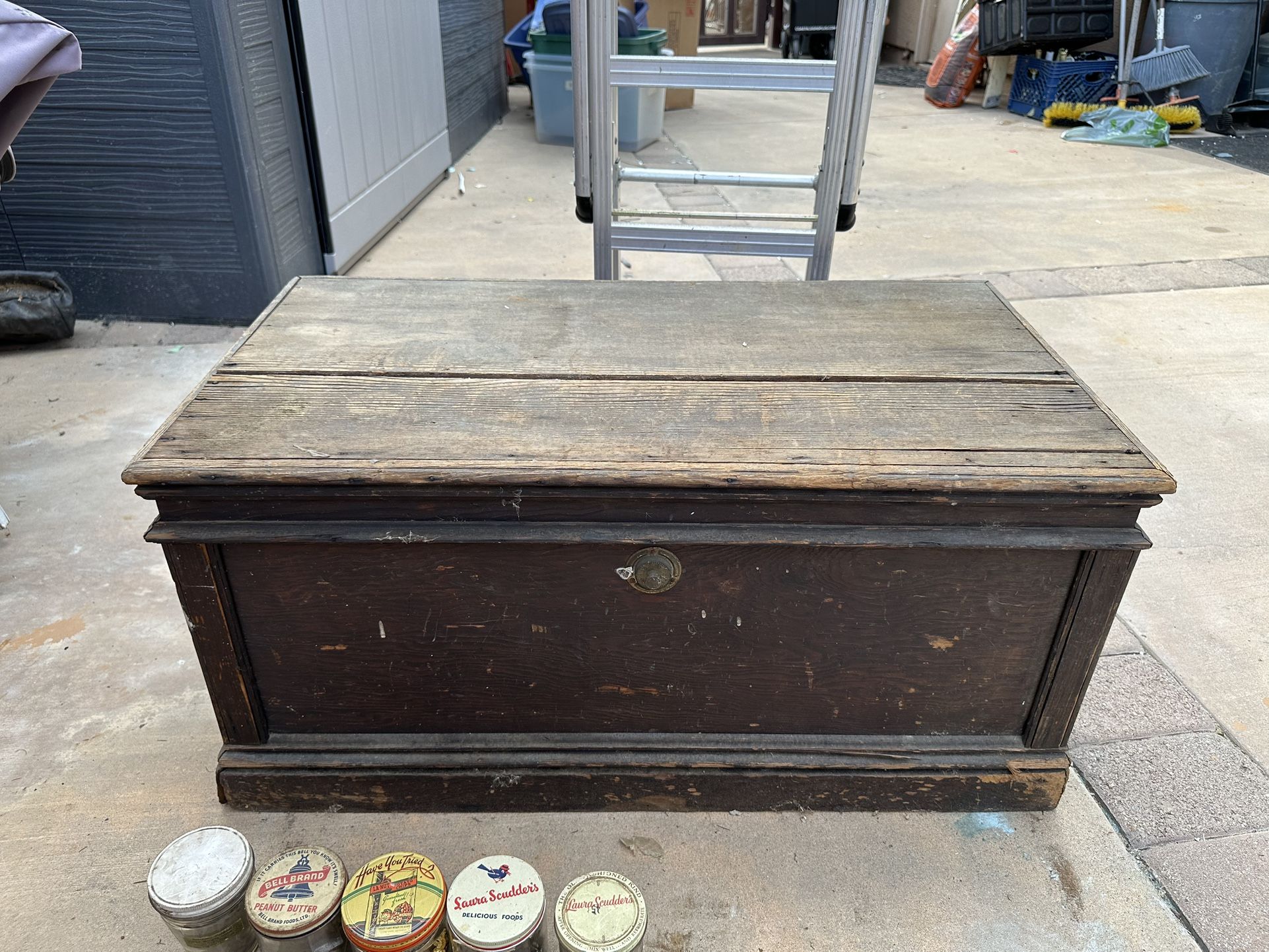 Antique Tool Chest (wTOOLS!)