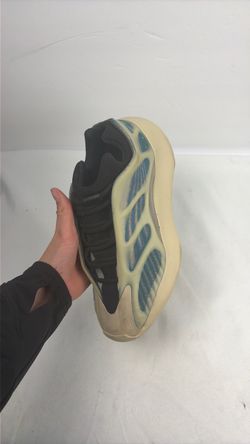 Yeezy 700 v3 kyanite size 8.5