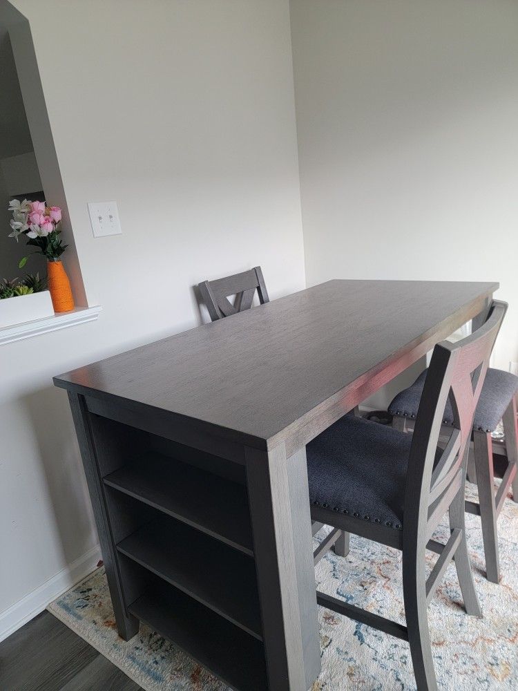 Modern Dining Table & Chair Set (Seats 4) – Excellent Condition