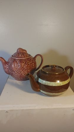 2 vintage teapots from England