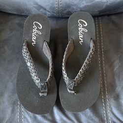 New Without Tags Cobian Women’s Size 9 Flip Flop Thing Sandals Heels Shoes