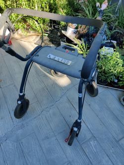 Rollator walker with wheels