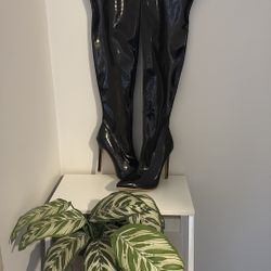 Step out in style with these sleek black thigh-high stiletto boots. Perfect for making a bold statement, these boots offer both elegance and edge. Ide