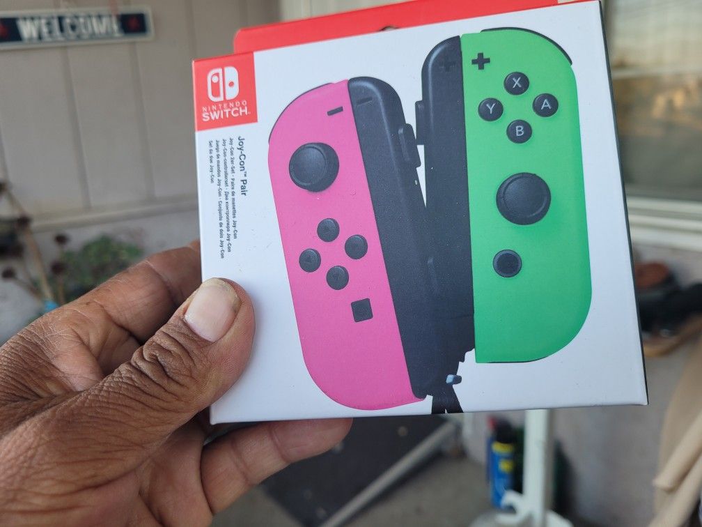 NINTENDO SWITCH REMOTE CONTROLLER NEW IN THE BOX