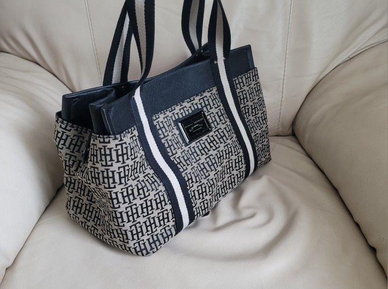 Tommy Hilfiger Signature Tote, Medium Size, Two Handles, Long. for Sale in Vancouver, - OfferUp