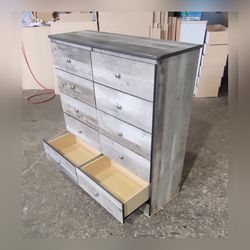 Ten drawers dresser with rails