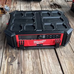 Milwaukee PackOut Radio Charger M18