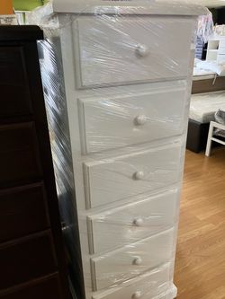 Laya Pinewood dresser
