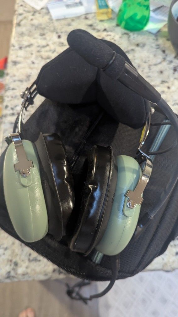 David Clark H10-13.4 Headset w/David Clark Headset Bag