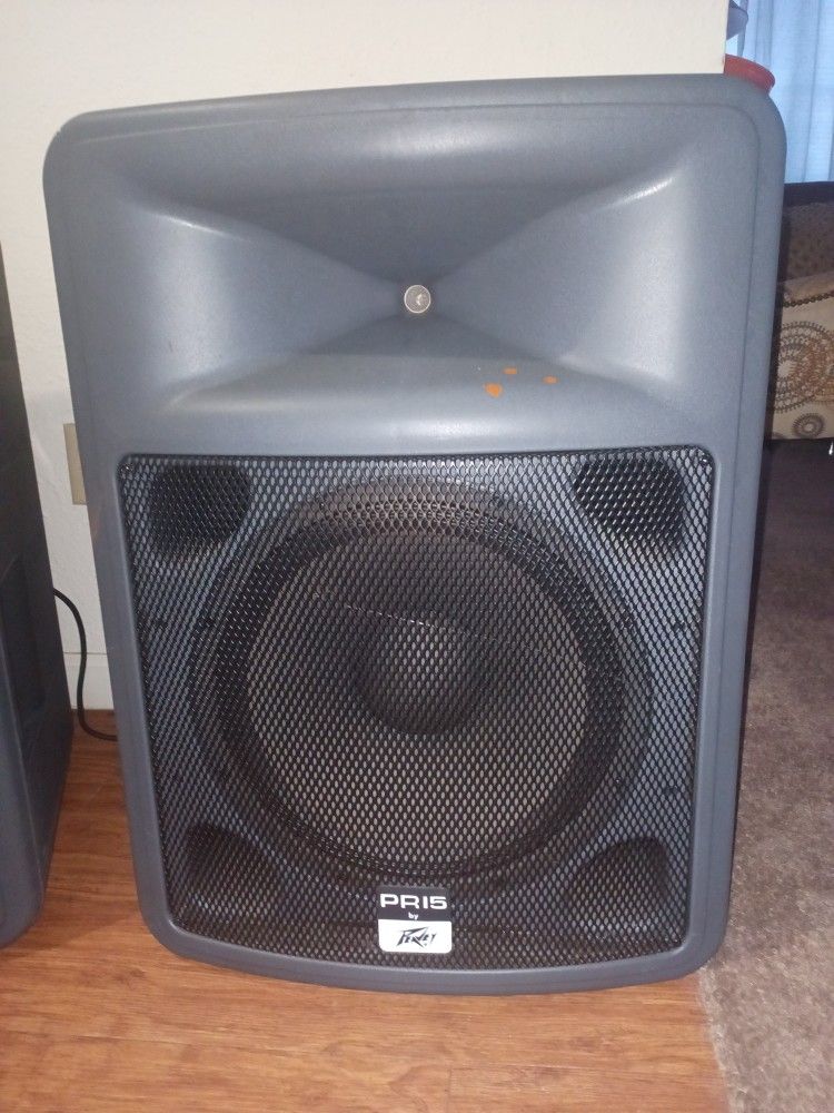 Two PR15 Peavey Speakers In Almost New In 