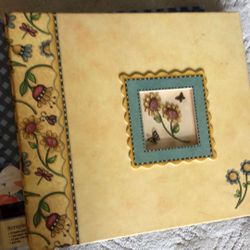 Scrap Booking Essentials (UG)