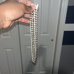 chains gold and Moissanite