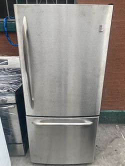 Nevera GE profile de 30” freezer abajo