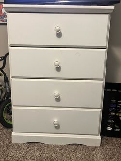 Basic white chest of drawers