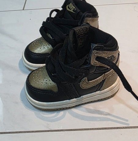 Nike Air Jordan 1 Retro High OG Black/Metallic Gold toddler size 2C