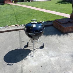 Webber Premium charcoal barbecue grill