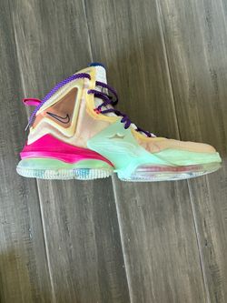 Nike LeBron’s 19 Valentines Day Edition