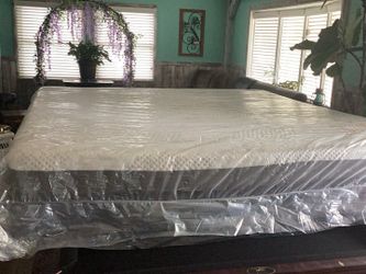 King medium soft mattresses excellent condition smells new.!! memory foam