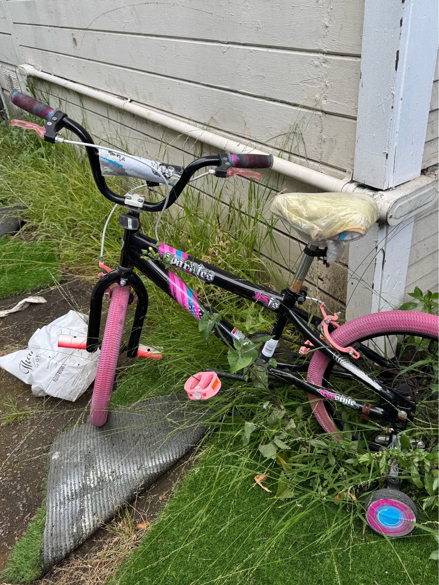 2 bicycles and 1par skate