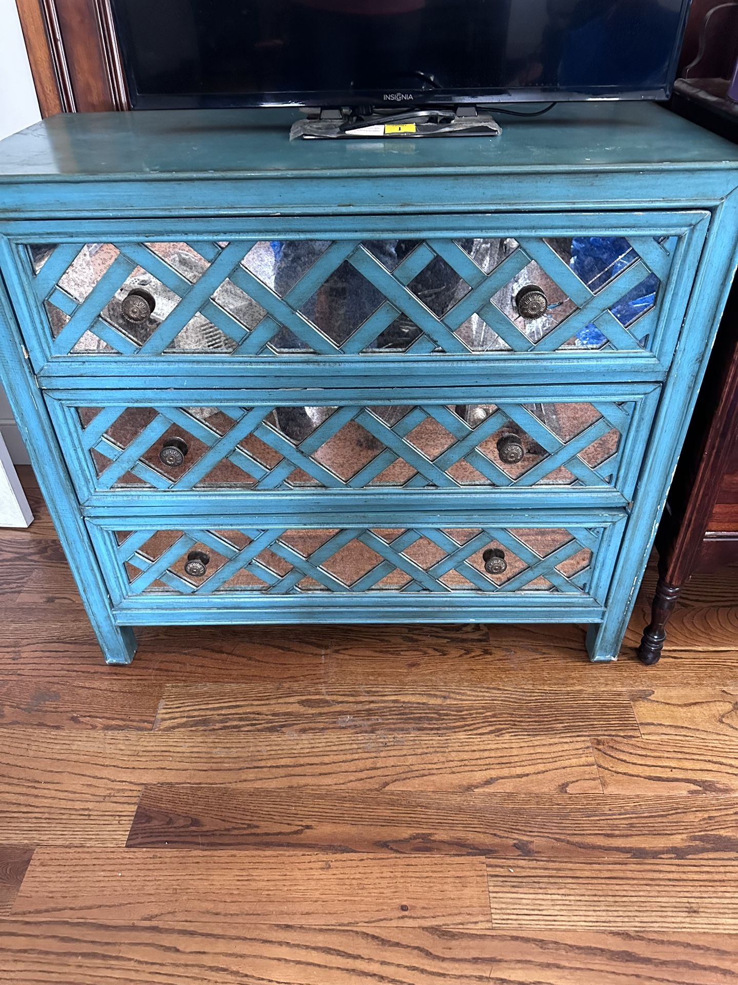 Dresser With 3 drawers. Wood.