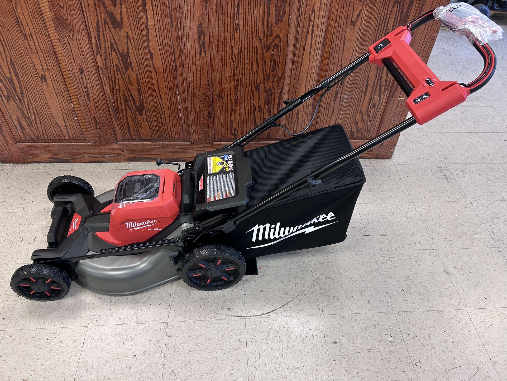 Milwaukee Lawn Mower Set
