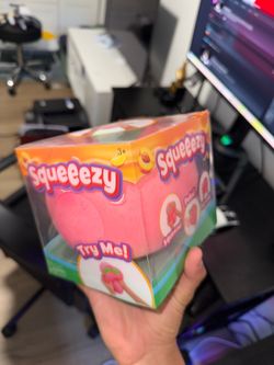 PEACH SQUEEZY STRESS TOY