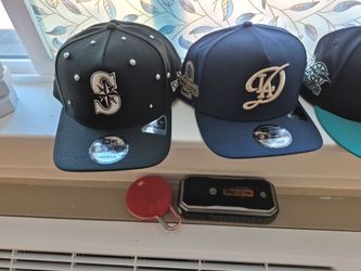 Men's new era hats never worn brand new