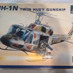 Brand New Italeri UH-1N Twin Huey Gunship Kit #847 — 1/48 Vintage