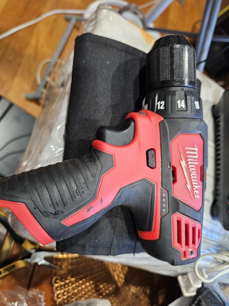MILWAUKEE M12 ,12VOLT 3/8 DRILL/DRIVER, NEW ,USED ONCE
