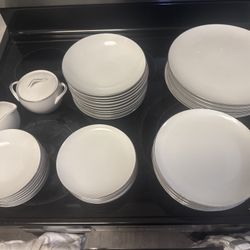 White Dinnerware Set – Complete Set – Great Condition 🤍