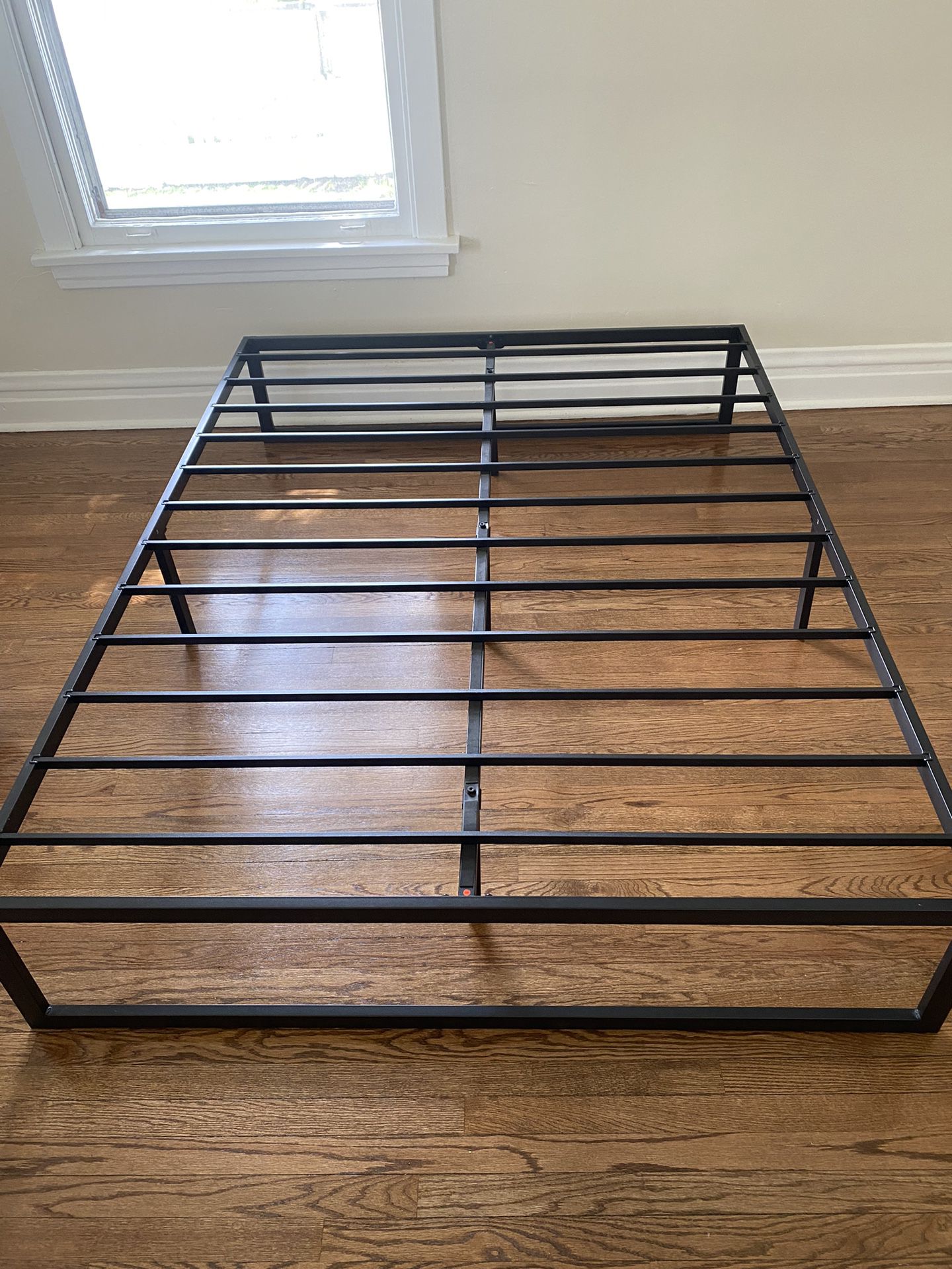 ZINUS Metal Platform Bed frame QUEEN & Mattress Box
