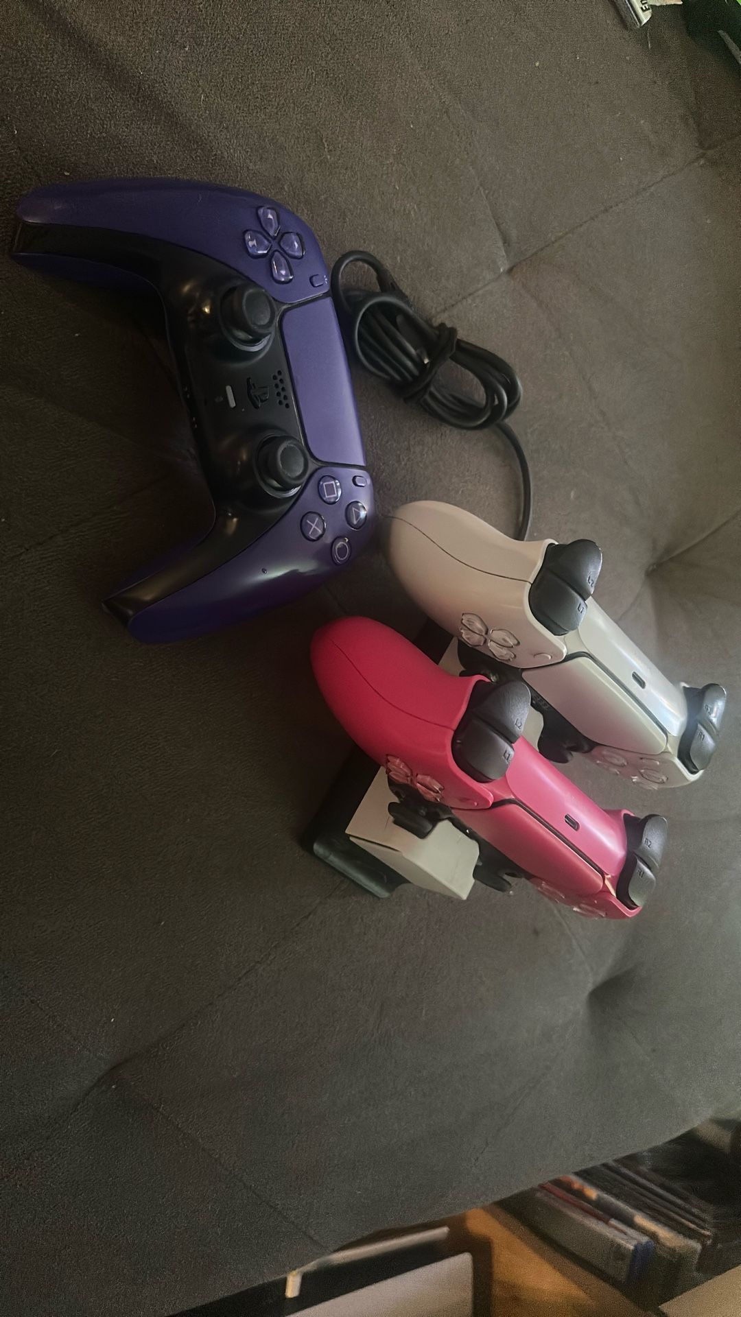 PS5 controllers & Charging Base