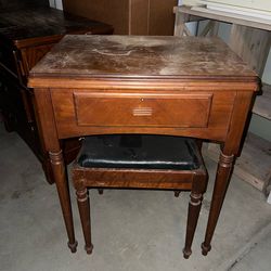 Vintage Sewing Cabinet w/ Bench – $50 OBO Gabinete de Costura Vintage con Banco – &50 OBO
