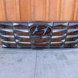 Front Grill  Hyundai. Tucson  OEM. Perfect Condition.  2022 -2023-2024. 