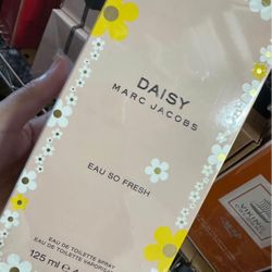 Marc Jacobs Daisy Eau So Fresh Eau De Toilette Spray for Women, 4.25 Ounce