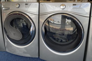 Gray Whirlpool Front Load Washing Machine and Gas Dryer Set (0-0005)