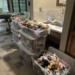 600 Assorted Beanie Baby’s Collectibles 