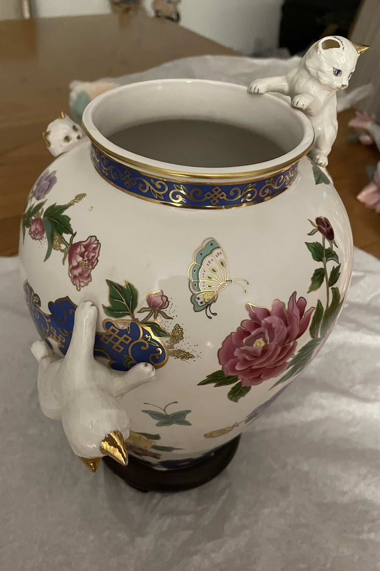 The Vase of the Imperial Cats- Franklin Mint