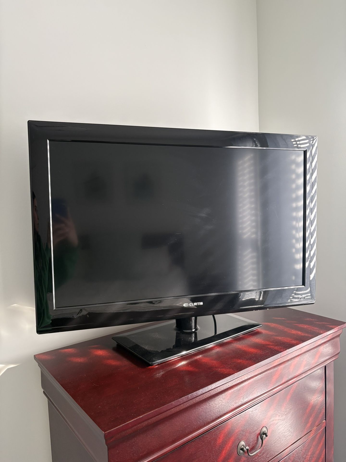 32” Curtis LED TV with Roku plugin and Roku remote