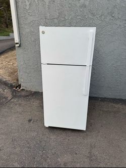 2023 model General Electric refrigerator with freezer fridge I offer delivery