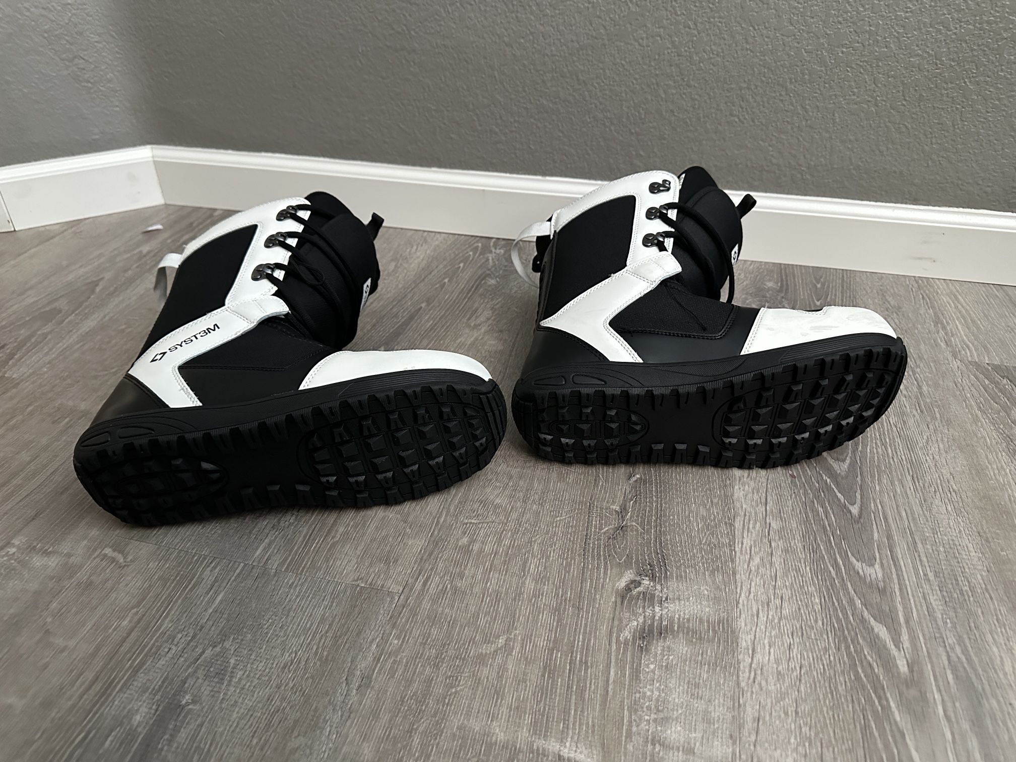 Snow boots size 9