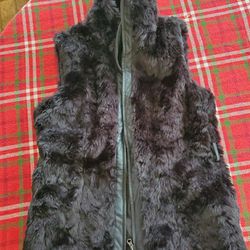 Wemons Vest Black Faux Fur . Leather Zipper Closure . Size Medium . Forever 21 Brand. Lining