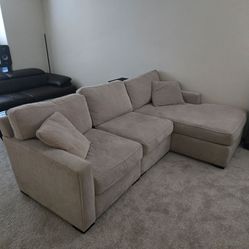 MUST SELL ASAP – Modern Sectional Sofa w/ Chaise – Like New – $600