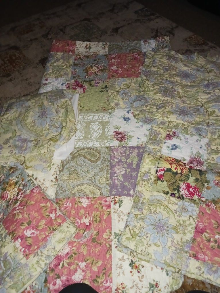 Beautiful Twin Size Day Bed Quilt Set