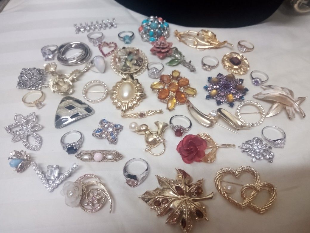 Brooch And Ring Lot 