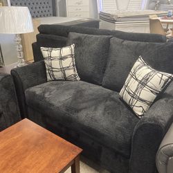 Black Sofa And Loveseat🖤🖤 Easy Financing Avaliable✅✅