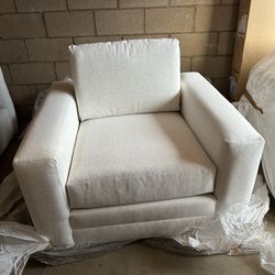 Riley Napa White Lounge Chair SKU24124,  Like New, Perfect Condition