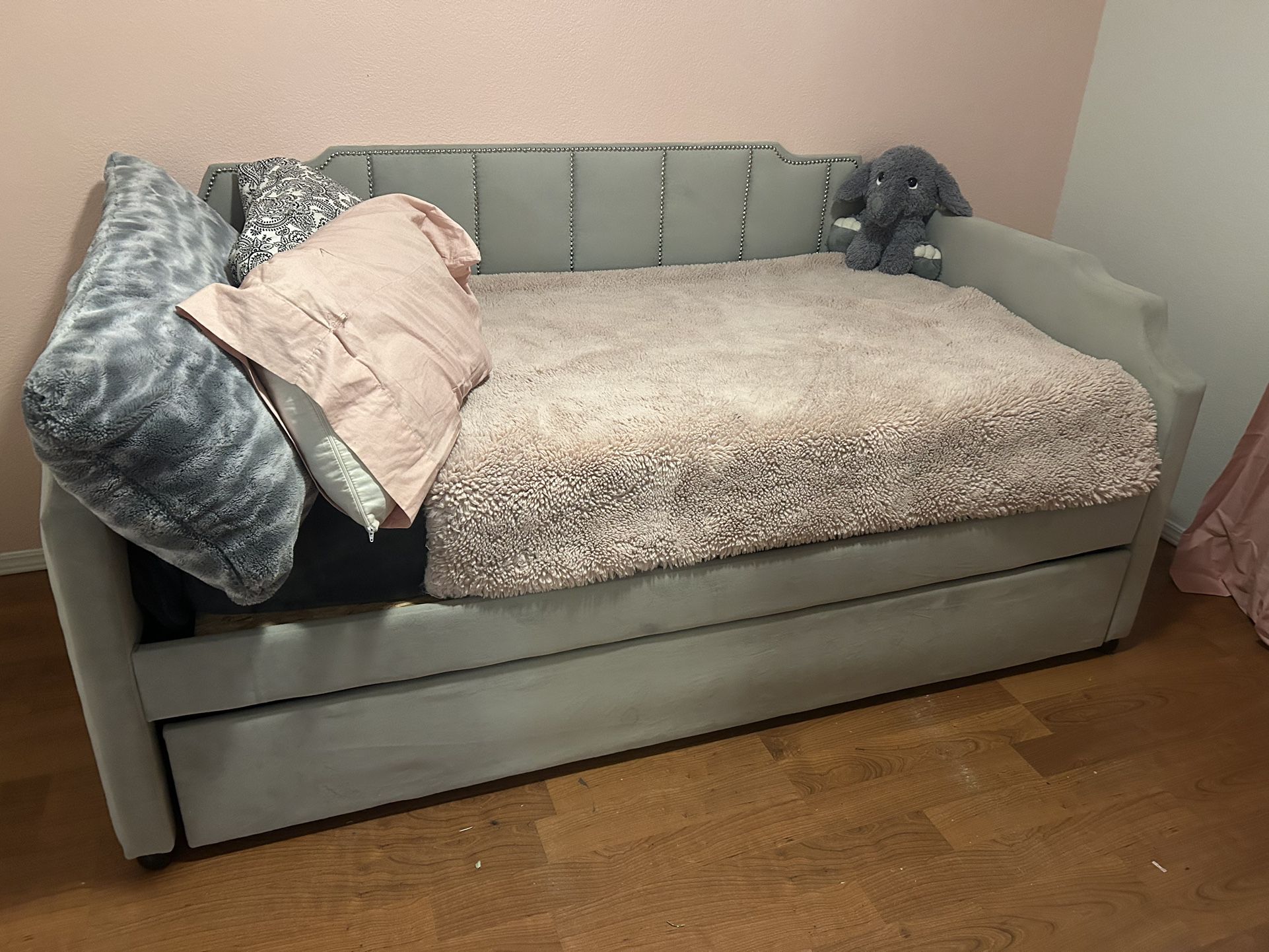 Gray Daybed With Trundle 